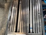 un tuyau bleu posé à côté d'un radiateur en métal, à même le sol