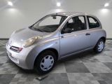 une petite voiture argentée garée dans une pièce