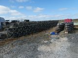 un gros tas de casiers à homards au bord de la route