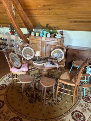 une pièce dans laquelle se trouvent une table, des chaises et une commode