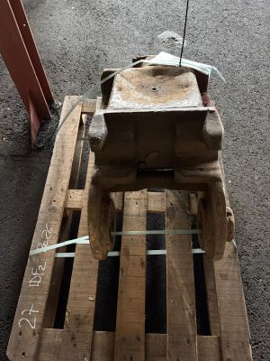 une palette en bois sur laquelle repose un objet métallique