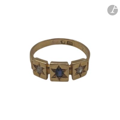 un gros plan d'une bague en or ornée d'une étoile