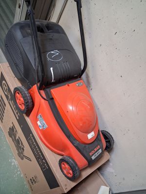 une tondeuse à gazon orange posée sur un carton
