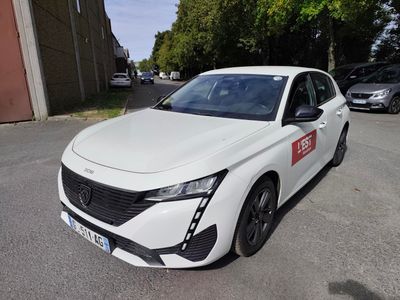 une voiture blanche garée dans un parking