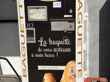 un distributeur automatique de pain au bord de la rue