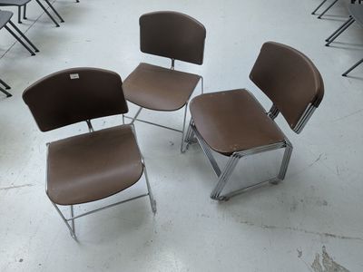 quatre chaises disposées en cercle au milieu d'une pièce