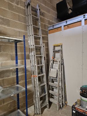 une échelle adossée au mur d'une pièce