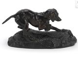 statue représentant un chien courant sur un rocher, sur fond blanc