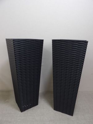 une paire de vases en osier noir sur fond blanc