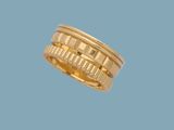 un gros plan d'une bague en or sur fond bleu