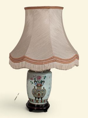 une lampe posée sur une table et munie d'un abat-jour