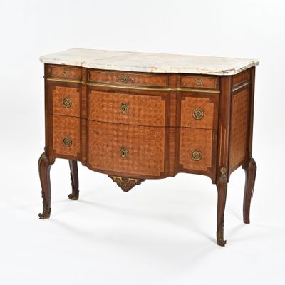 une petite commode avec un plateau en marbre