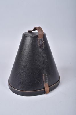 une clochette noire sur un fond blanc, avec un cordon marron