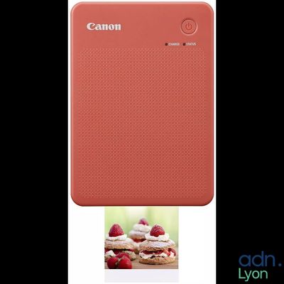 un gros plan d'un téléphone portable sur lequel s'affiche la photo d'un gâteau