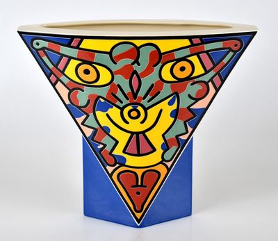 un vase coloré orné d'un motif