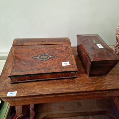 deux boîtes en bois posées l'une à côté de l'autre sur une table