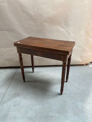 une photo d'une petite table en bois posée sur un sol en béton