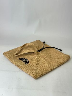 un petit sac surmonté d'un cordon de serrage