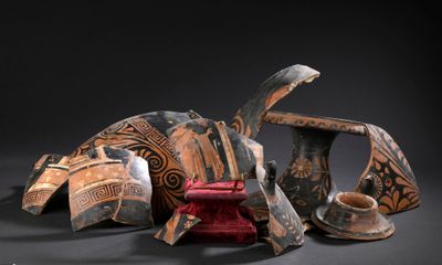 plusieurs œuvres d'art posées sur une table