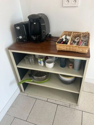 une cafetière posée sur une étagère dans un coin de la pièce