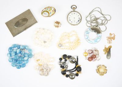 plusieurs types de bijoux différents sur une surface blanche