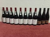 un groupe de bouteilles de vin posées sur une table