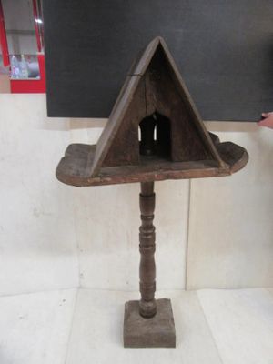 54.56	LUTRIN ANCIEN EN BOIS - Hauteur 138 cm 10 / 20 euros