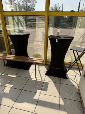 deux chaises et une table dans une pièce dotée d'une grande fenêtre