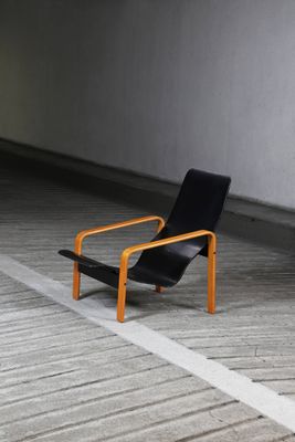 a black chair that is sitting in a parking garage