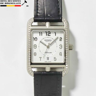une montre posée sur un bracelet en cuir noir