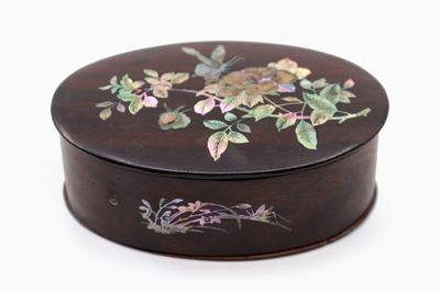 une boîte en bois ornée d'un motif floral