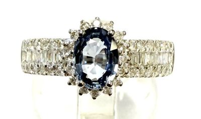 une photo d'une bague en diamant bleue et blanche