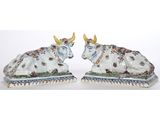 paire de vaches en porcelaine avec des cornes et des fleurs sur la tête