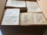 une boîte remplie de vieux livres posée sur une table