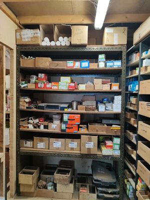 beaucoup de boîtes et de cartons sur les étagères de la pièce