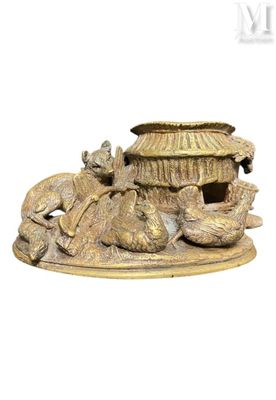 une statue représentant un oiseau et un bain d'oiseaux sur un plateau