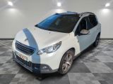 la petite voiture blanche est garée dans la pièce au sol en damier