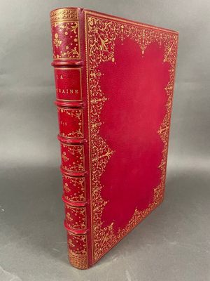un livre rouge avec une bordure dorée sur la couverture
