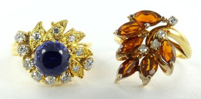 deux bagues ornées de saphirs et de diamants sur un fond blanc
