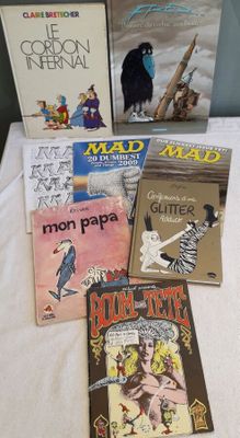 plusieurs livres posés sur une table recouverte d'une nappe blanche et d'une nappe blanche