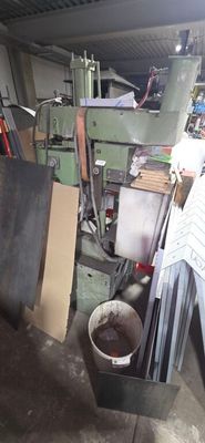 une photo d'un homme travaillant dans une usine