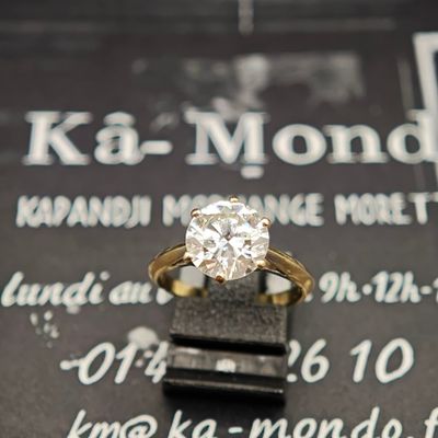 une bague en diamant posée sur un morceau de papier