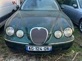 une voiture verte garée à côté d'autres voitures
