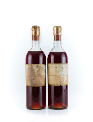 deux bouteilles de vin posées l'une à côté de l'autre sur une surface blanche