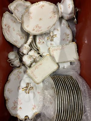 beaucoup d'assiettes et de tasses dans une boîte