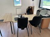 un bureau sur lequel se trouvent deux chaises et une imprimante