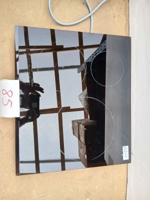 un miroir accroché au mur sur lequel est collé un autocollant