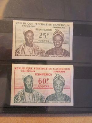 Trois billets de banque différents sont exposés dans une vitrine.