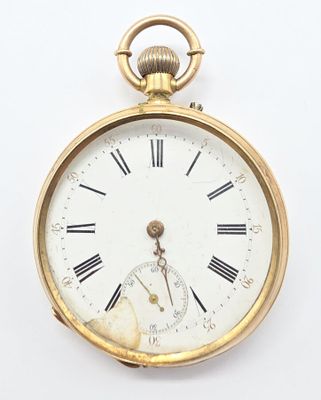 une montre de poche en or avec des chiffres romains sur le cadran