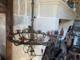 une table qui a l'air très ancienne, sur laquelle se trouve un bougeoir